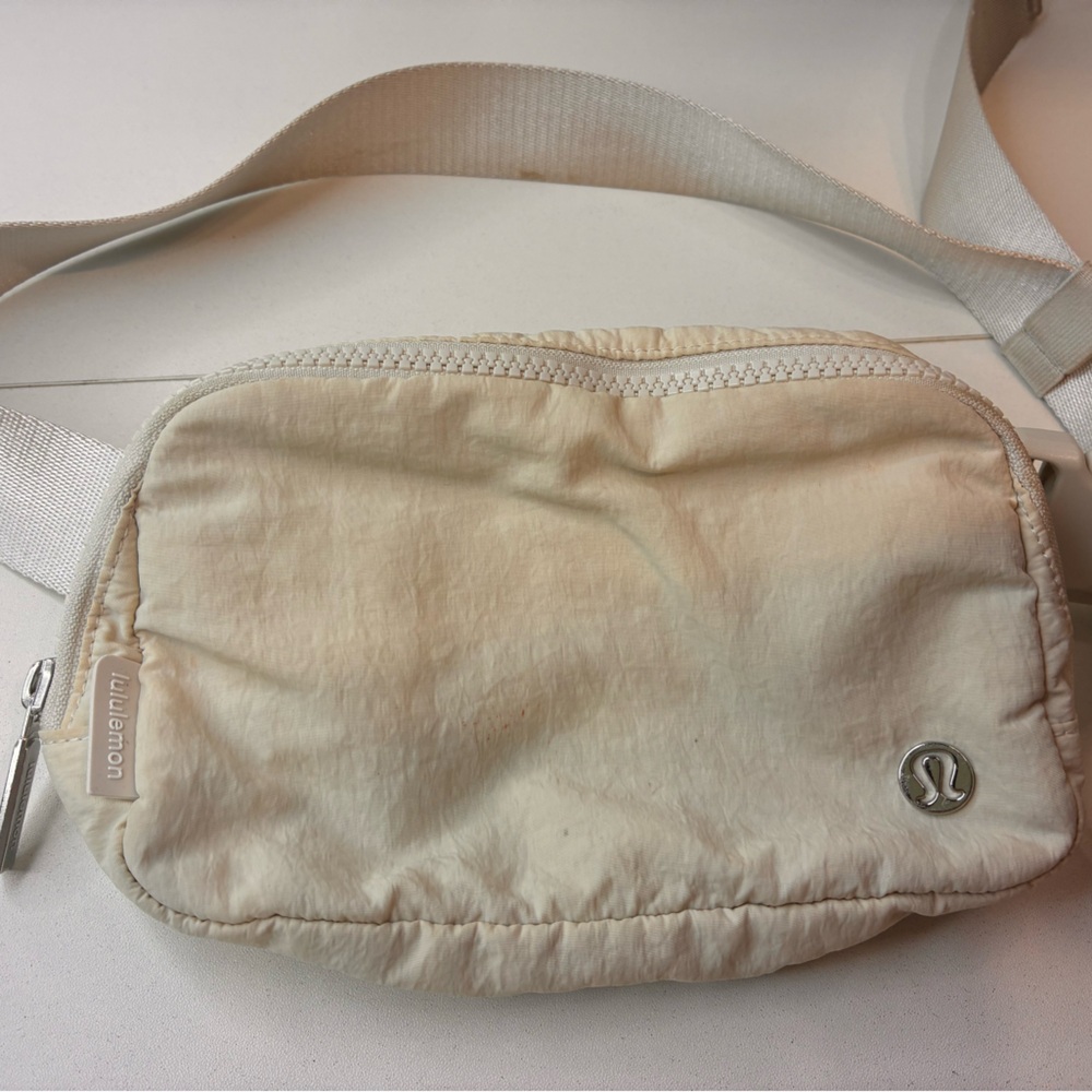 Lululemon 1L Fanny pack off white